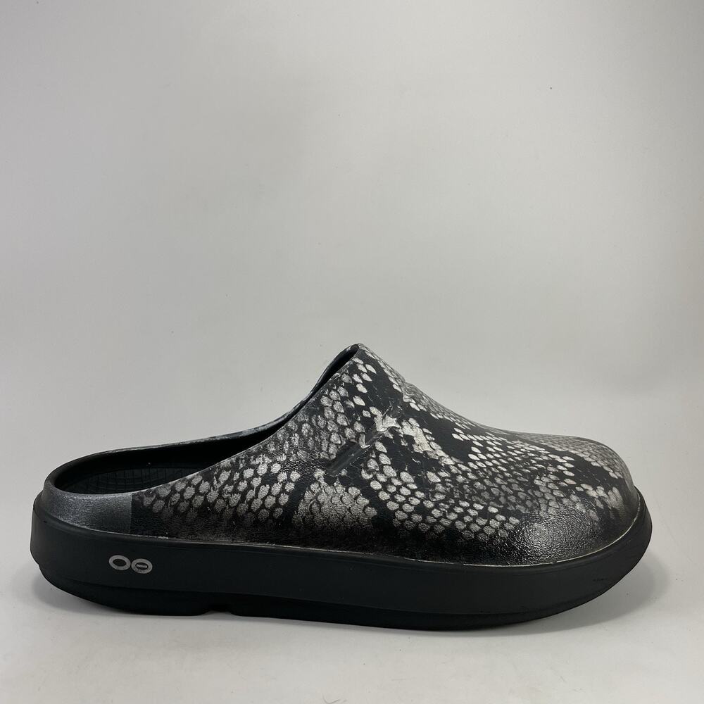 Oofos OOcloog Limited Womens Size 11 Black/Gray Snakeskin Clogs Slides Ooclog